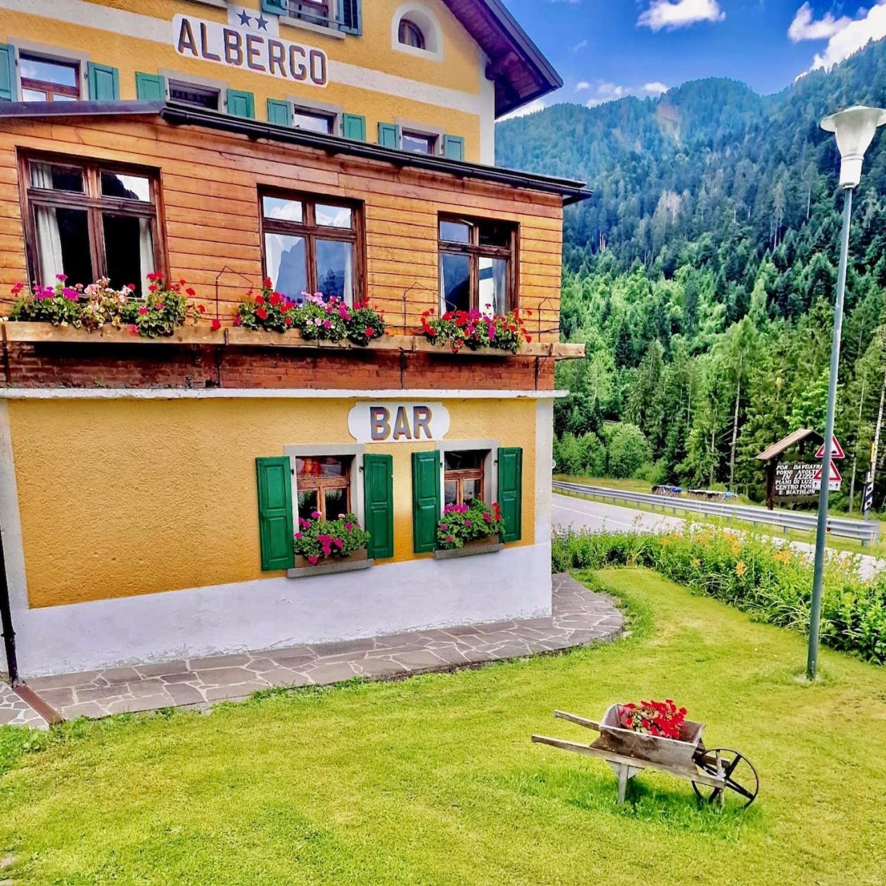 Albergo Piani Di Luzza 福尔尼阿沃尔特里 外观 照片