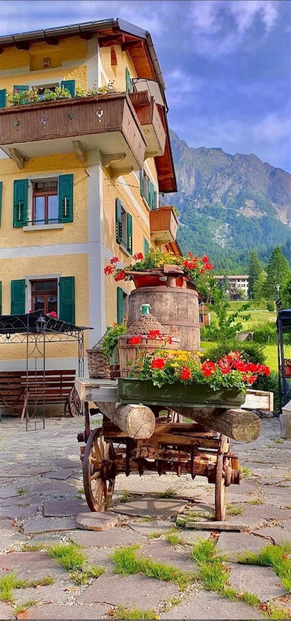 Albergo Piani Di Luzza 福尔尼阿沃尔特里 外观 照片